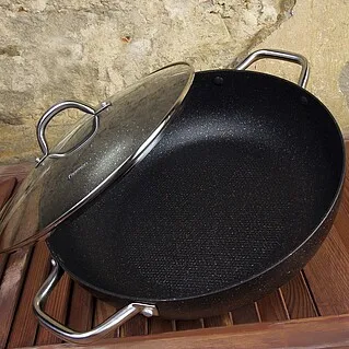 Может ли сковорода загореться и что делать?