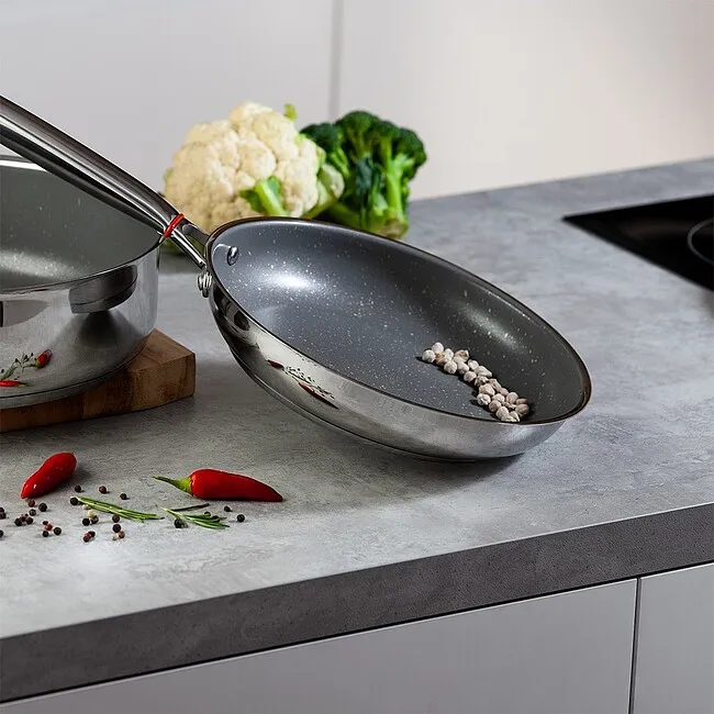 Зачем нужна нержавеющая сковорода с антипригарным слоем